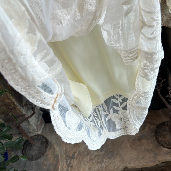 Lace Covered Lined Cream 3/4 Sleeve Above the Knee Medium Top;Perfect Condition! - Picture 13 of 16